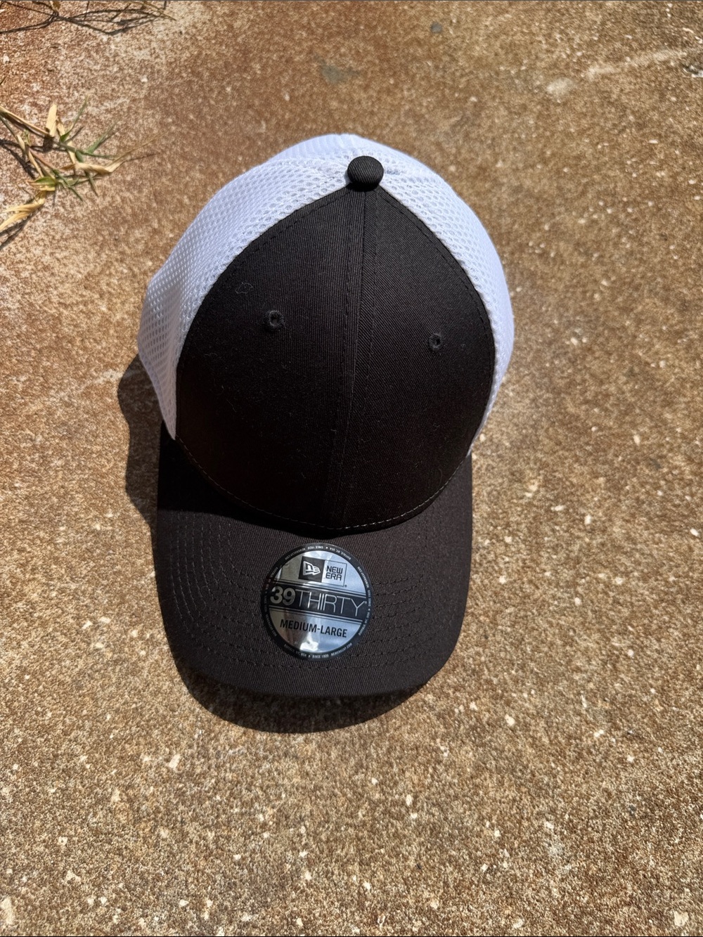 New Era Black and White Mesh 39THIRTY Stretch-Fit Cap. Size Medium/Large NWT
